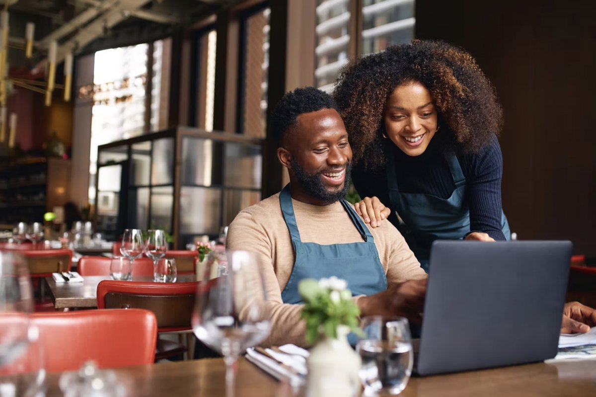 HOW SHOULD YOU FUND YOUR NEW BUSINESS?